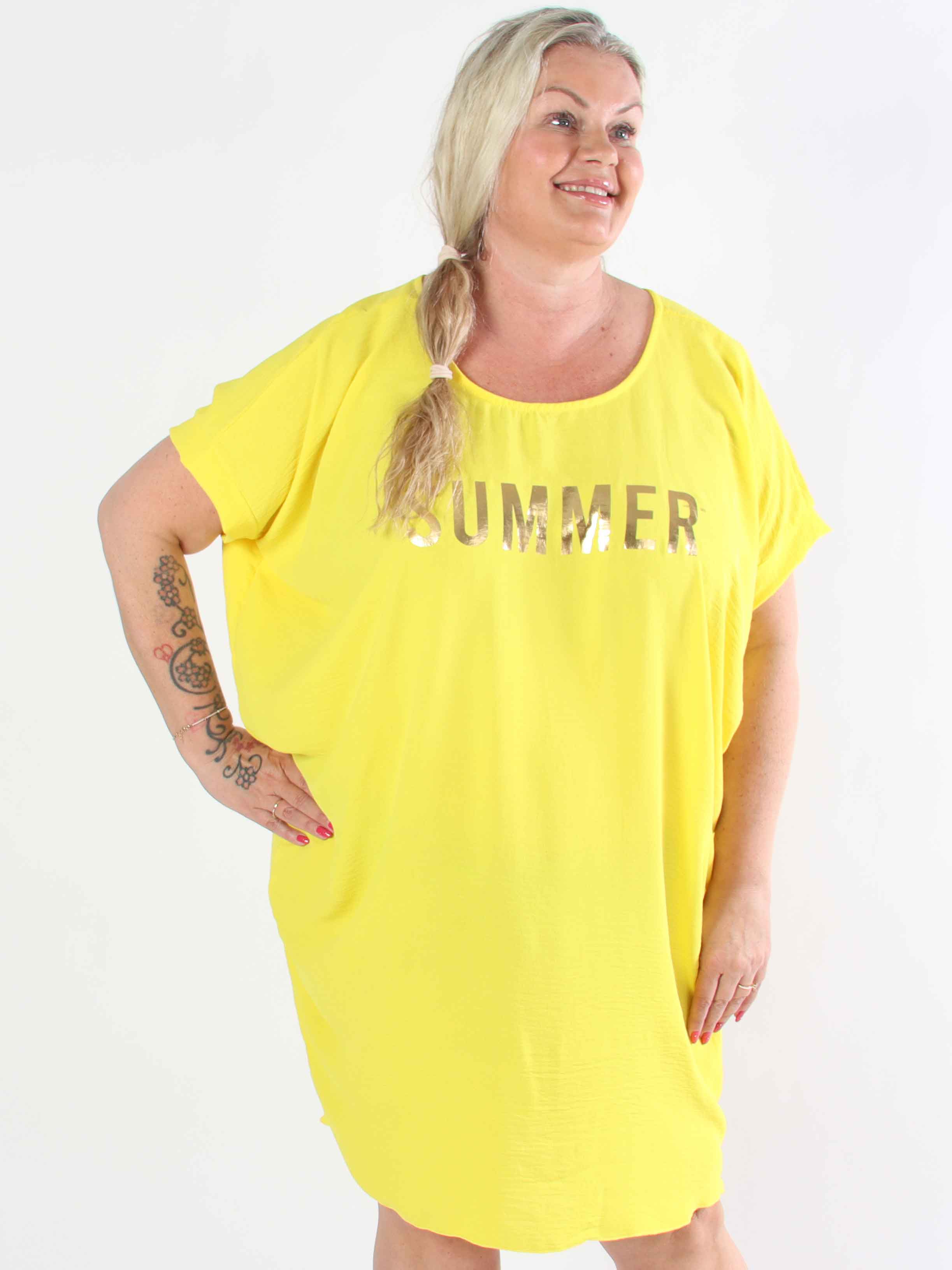 Bine - Söt plus size-klänning i lös passform med guldtryck på bröstet